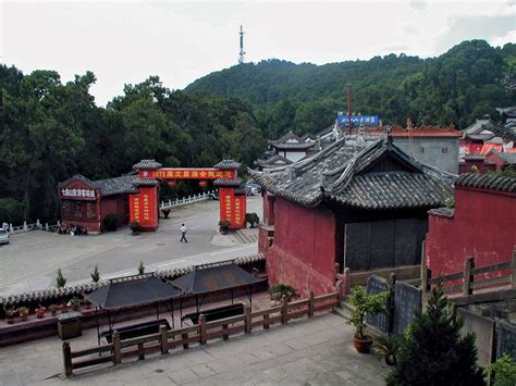  De Fengqi Tempel: Een Oase van Rust en Geschiedenis in Mianyang!