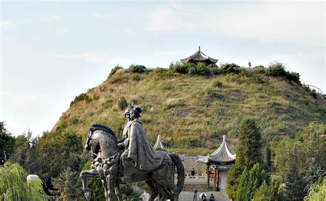  Het Mausoleum van Wang Zhaojun: Een ode aan eeuwige liefde en rijke geschiedenis!