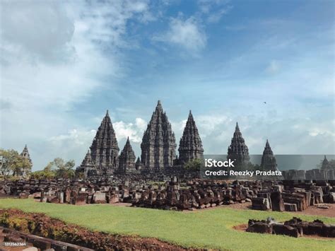 Candi Prambanan: Een Monumentale Ode aan Hindu Mythologie en Architecturale Brillance!