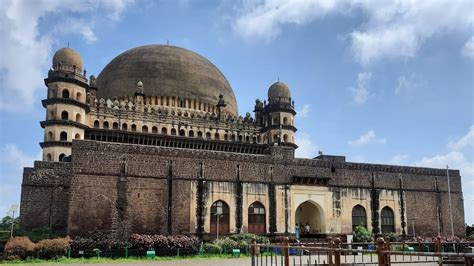 De Gol Gumbaz: Een Akustische Wonder en Architectonische Meesterwerk!