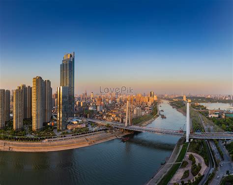 De Hanjiang-Rivier Een Vloeiend Wonder van Geschiedenis en Schoonheid!