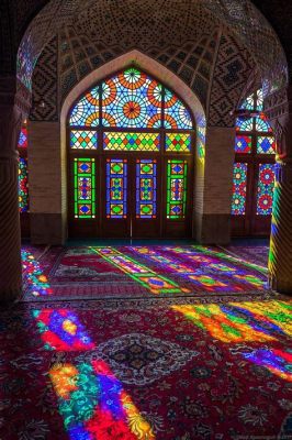  De Nasir al-Mulk Moskee: Een Pracht van Vitraux en Kleuren