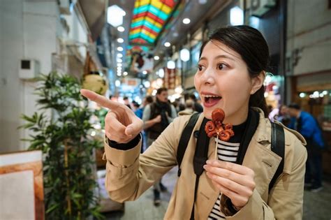  De Nishiki Markt: Een Overweldigende Sensatie voor de Zintuigen en een Kookboek voor Foodies