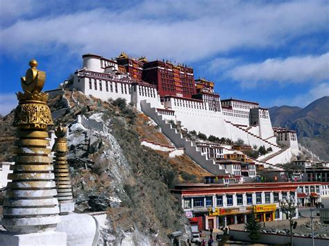  De Potala: Een Megalithische Tempel en Historisch Wonder!