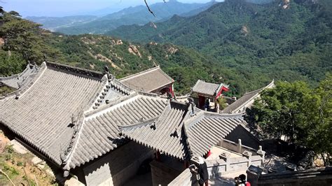  De Qianshan Grottoes: Een berg vol verborgen kunst en een schipbreukeling voor je Instagram-feed!