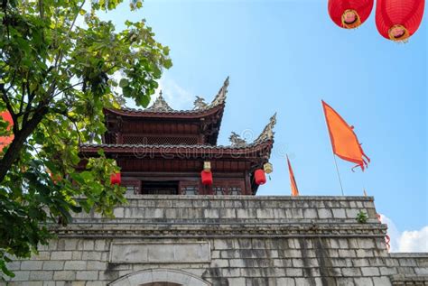 De Qingyan Oude Tempel: Een Mysterieuze Schuilplaats en Oase van Rust in het Hart van Zunyi!