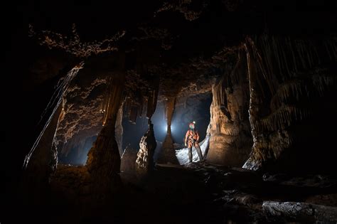 De Shiqian Guyu: Ontdek een Mysterieuze Grot en Bewonder de Natuurlijke Schoonheid!