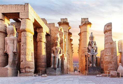  De Tempel van Luxor: Een Oase van Geschiedenis en Mystiek in het Hart van Egypte!