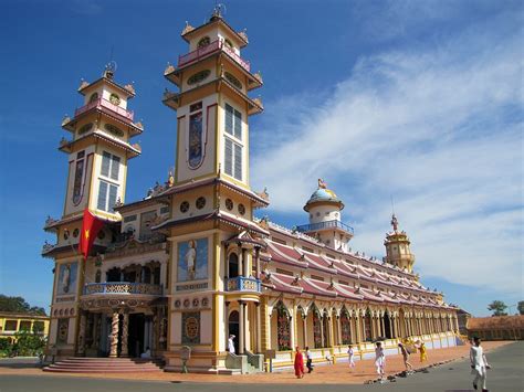 Het Cao Dai Tempel: Een Verrukkingswekkende Fusie van Religieuze Tradities en Architecturale Pracht!