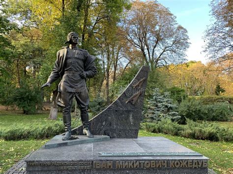  Het Monument voor de Held van Chelyabinsk: Een Gigantische Erosie van Metaal en Gevoel!