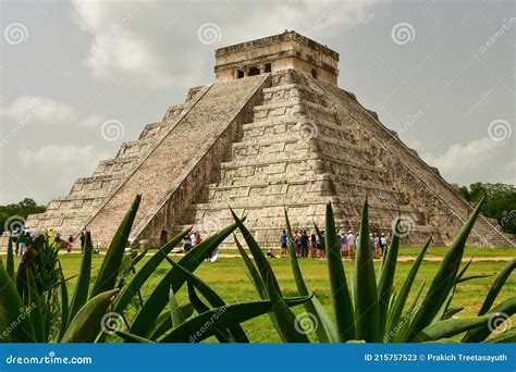  Tempel van Kukulcán: De Verborgen Schatten van een Maya-Wonder!