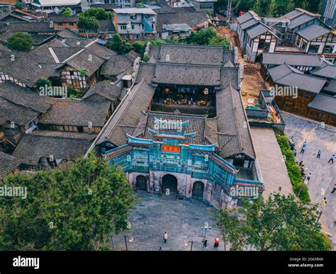 De Eeuwige Tempel van Bazhong: Een Spirituele Oasis in het Hart van Sichuan!