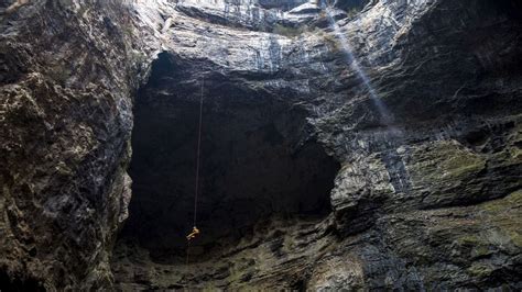  De wonderlijke wereld van de Baini Xiulan Tiankeng! Een ondoordringbare jungle en een mysterieuze krater!