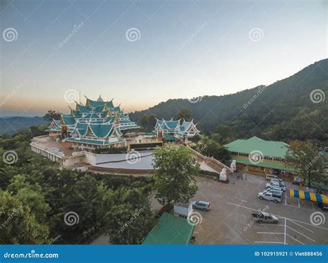 Wat Pa Phu Kon: Een spirituele ervaring bovenop de berg!