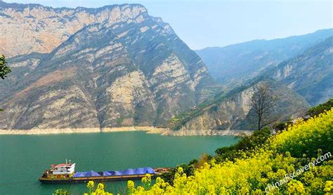 Xiling Gorge! Ontdek een adembenemend landschap vol mystiek en schoonheid!