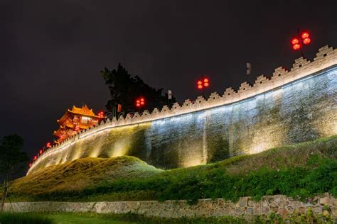  Zhaoqing Ancient City: Een Ontsnapping uit de Tijd met Drakenbootraces!